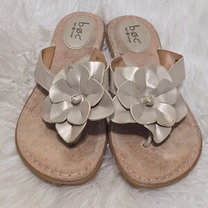 B.o.c Born Concept Champagne Floral Embellished Slippers Size 8M🌴